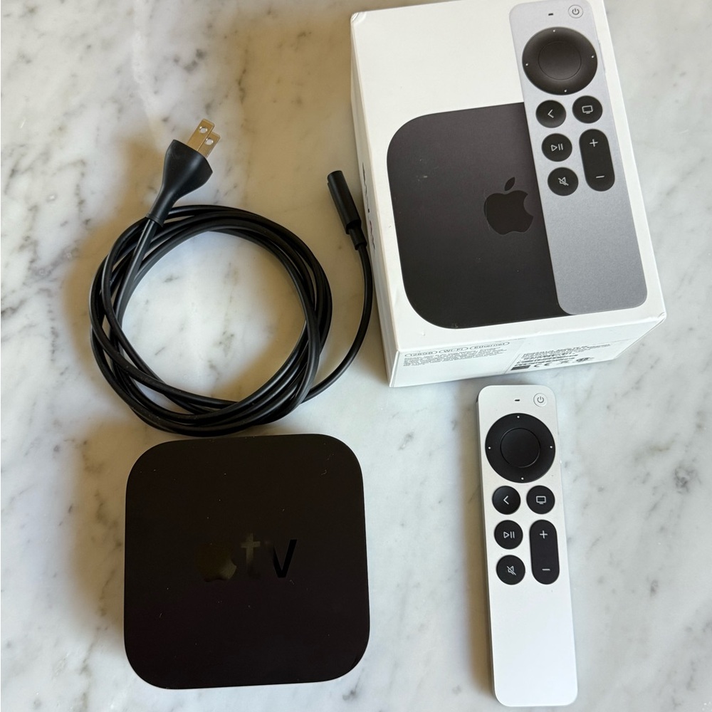 Apple TV 4K A2169 (32GB) – MXGY2LL/A – tvOS 18.5 – Original Remote & Power Cord